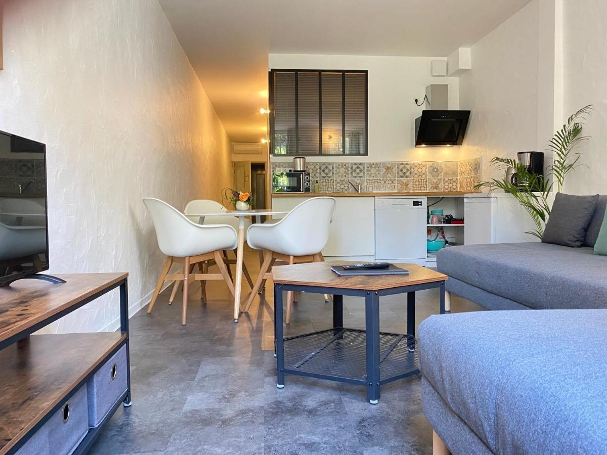 Boutique Un En Bayonne